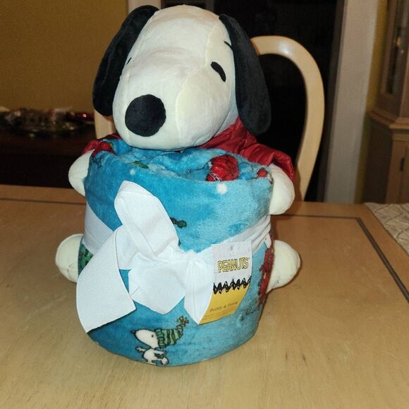 Peanuts Christnas Snoopy Buddy plush and throw blanket - Picture 3 of 7